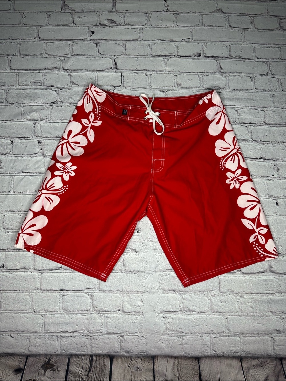 Crazy Shirt Hawaii Red Floral Board Shorts Men’s Size 34